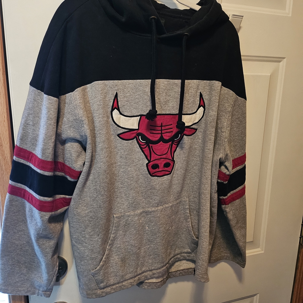 47 Brand Chicago Bulls Gray and Black Sweater with Red Accents Sporty Athleisure